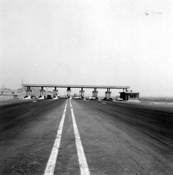 [건설로 읽는 현대사](8)경인고속도로(하) '빨리빨리' 9개월만에 23km 초고속 개통