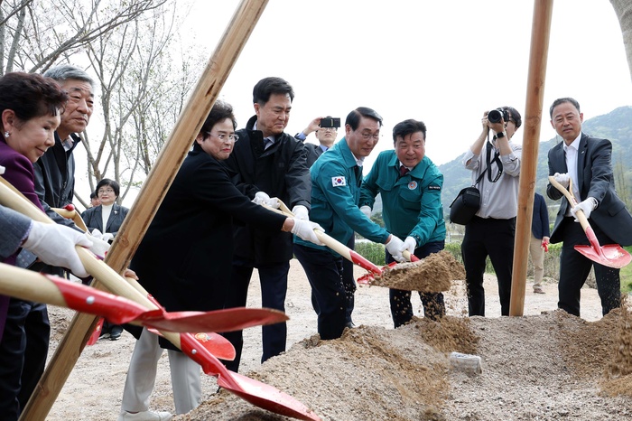 충남도, <b>홍예공원</b> <b>명품</b>화 ‘첫 삽’