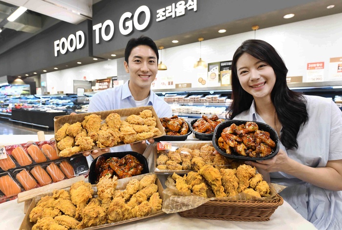 홈플러스, 당당치킨 2주년 맞아 신메뉴 선봬 - 대한경제