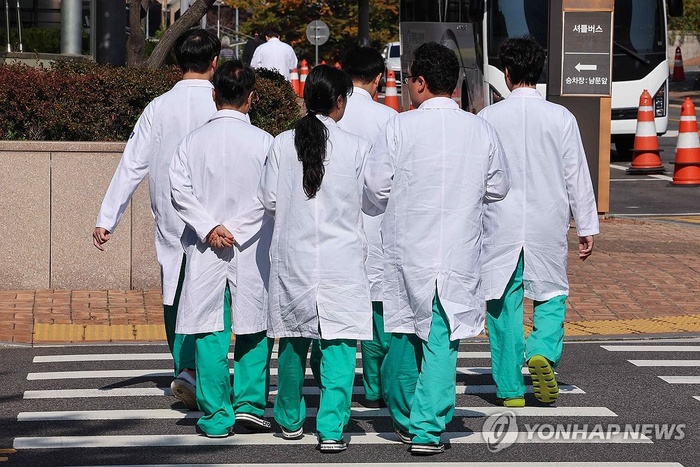 의대교수 단체 “내년도 의대 모집 인원 반드시 재조정해야” - 대한경제