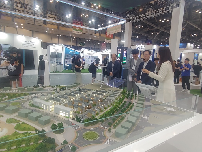 [부산 브리핑 모음(7월23일)] 부산도시공사, ‘2025 WSCE 참관’ 스마트시티 국가시범도시 기술역량 강화 등 - 대한경제
