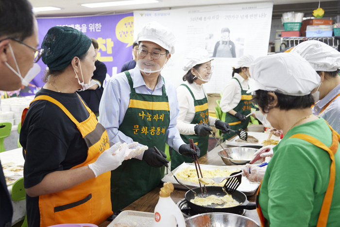 김동연 지사, 추석 앞두고 시흥서 민생투어...시민 목소리 듣고, 반찬 나... - 뉴스 썸네일 이미지