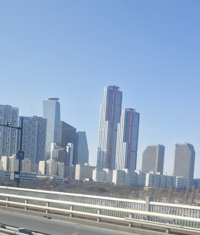 ‘높이 규제’ 걷어낸 오세훈... 여의도 재건축 15개 단지 ‘심폐소생’