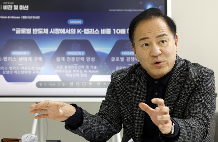 [파워피플] 닻 올린 팹리스산업협회 김경호號 - 뉴스 썸네일 이미지