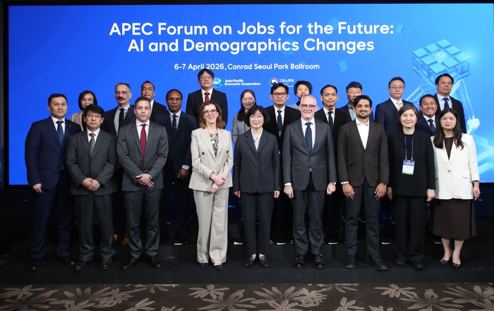 “AI, 일자리 대체 아닌 직무 재설계 기회”