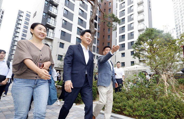 [포토] 구의동 모아주택 첫 준공 아파트 방문한 오세훈 시장