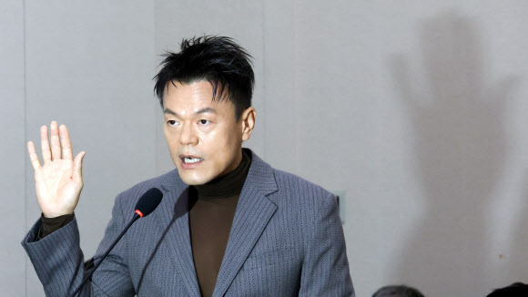 국감 선 <b>박진영</b>, ‘패노메논 <b>특혜</b>’ 반박…“개별 공연하면 더 벌어”